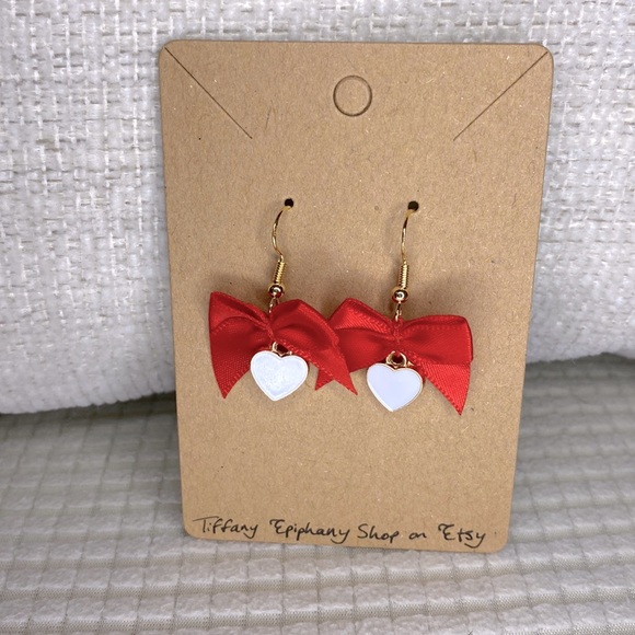 White Hearts with Red Bow Dangly Earrings NWT - Picture 3 of 5